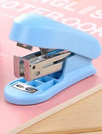Engrapadora mini con caja de grapas