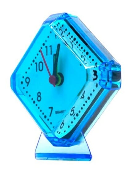 Reloj despertador de plástico en forma de rombo