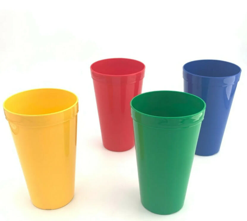 vaso de plástico de colores